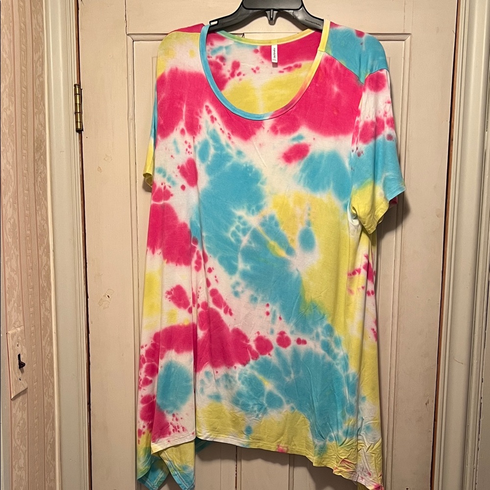 Vibrant Tie-Dye Short Sleeve Women's Top